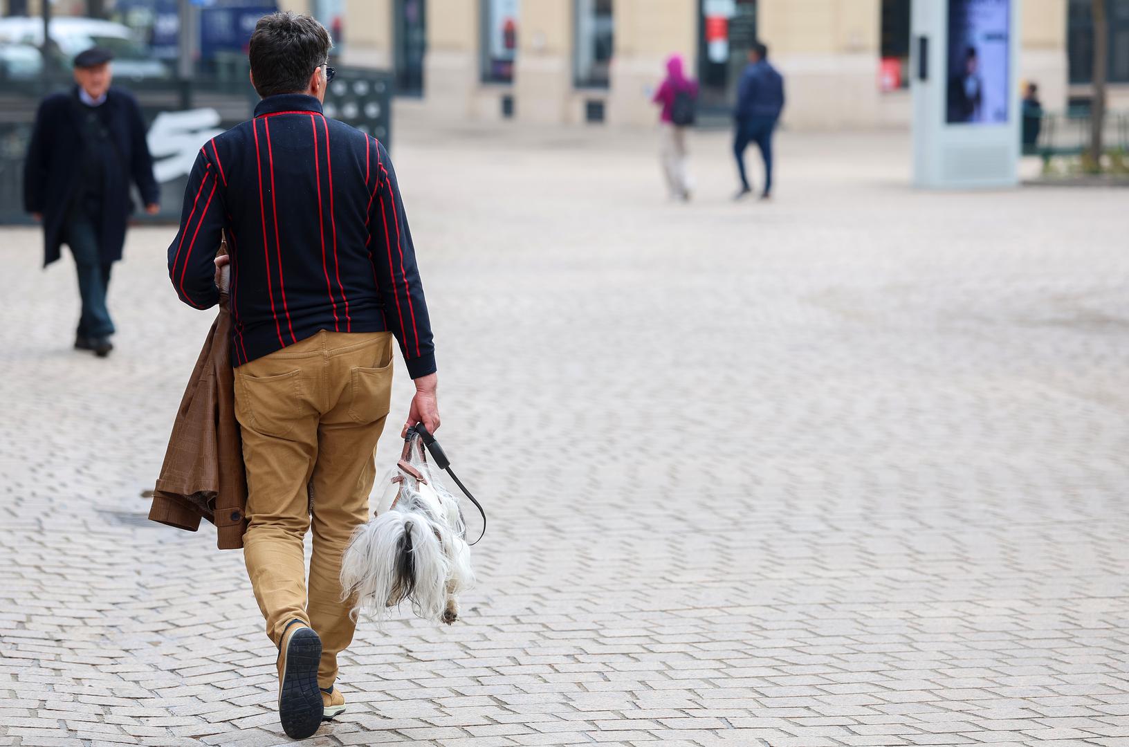 Prepoznali su to i prolaznici koji nisu mogli skriti osmjeh s lica pa je ova scena, na užurbanim ulicama grada gdje rijetko tko podiže pogled s ekrana ipak natjerala ljude da zastanu. 