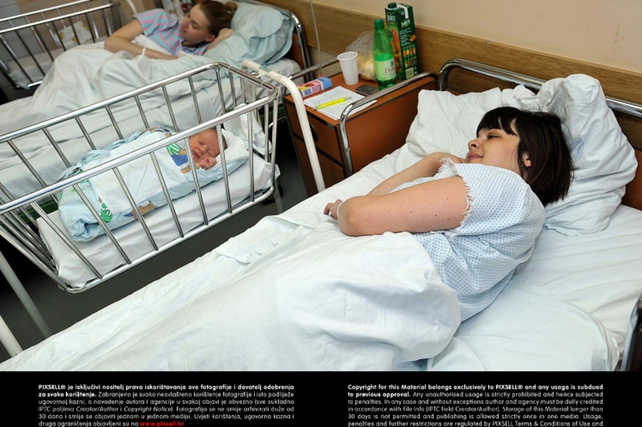 '01.01.2012., Zagreb - Potpredsjednica Vlade i ministrica socijalne politike i mladih Milanka Opacic posjetila je rodiliste na Svetom Duhu u pratnji ravnatelja Bolnice Mirana Martinca.  Photo: Goran S