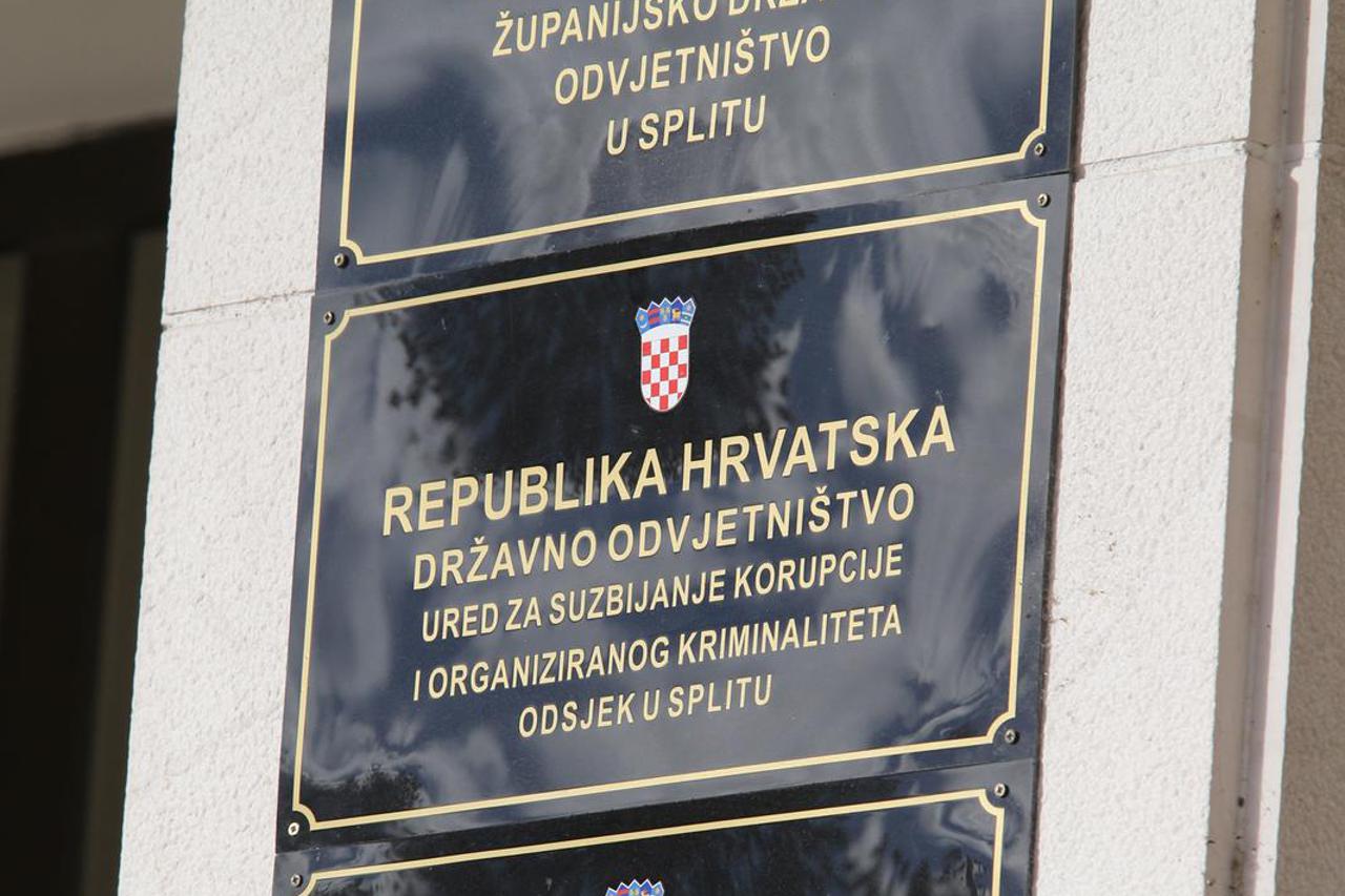 Natpisi ustanova na zgradi Županijskog suda u Splitu