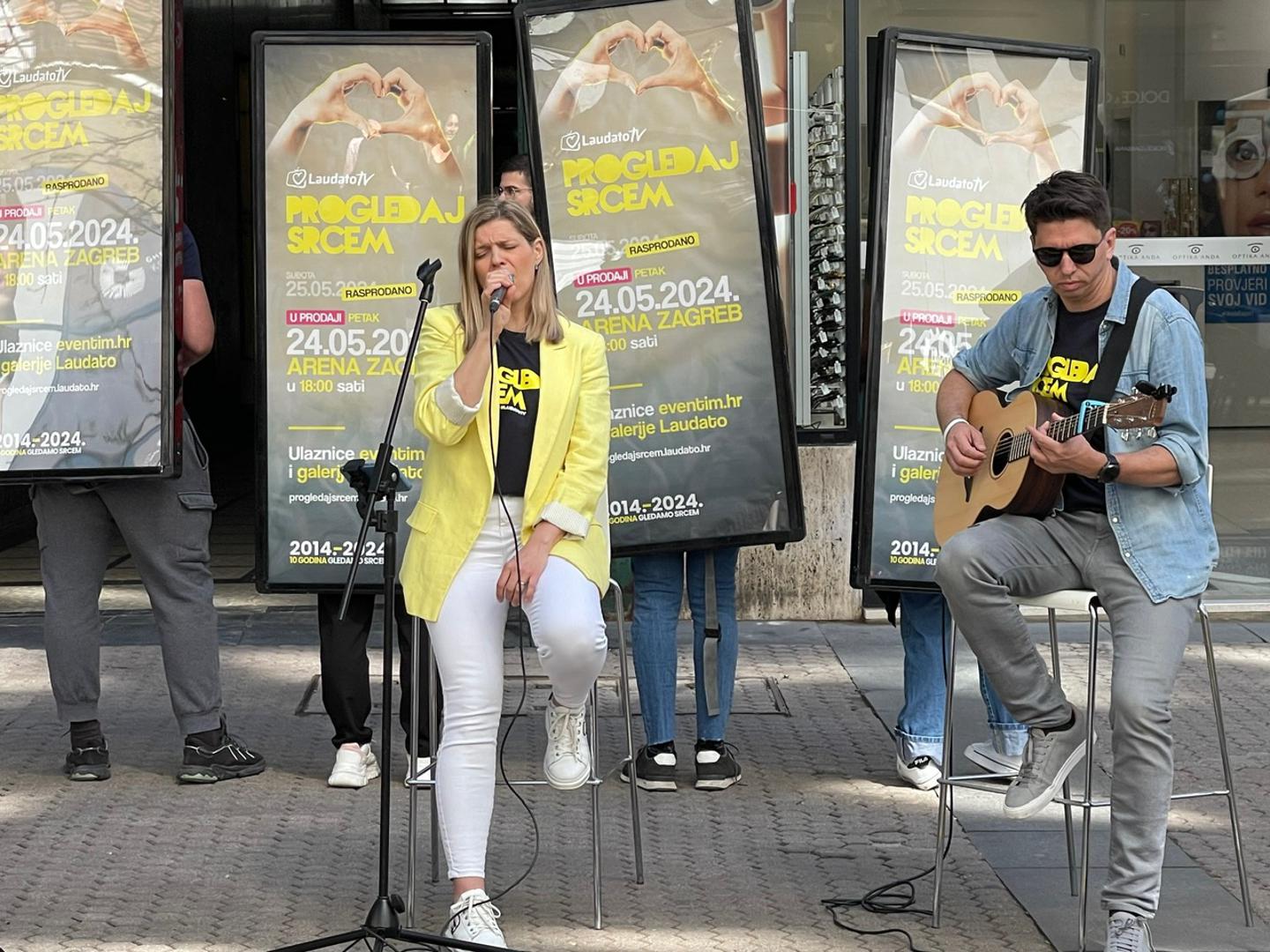 Glavna informacija koja je zanimala mnoge prolaznike bilo je pitanje “Ima li još ulaznica?”. Organizatori su poručili kako su ulaznice za prvi otvoreni datum 25. svibnja rasprodane gotovo četiri mjeseca prije održavanja, a za 24. svibnja Arena je također već gotovo puna. 