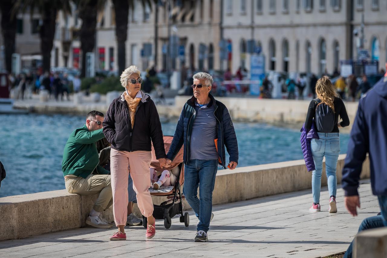 Split: Sunčano i toplo poslijepodne građani proveli na rivi