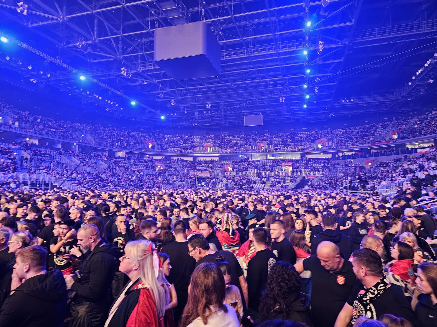  Ako u vozilu imate osobu bez VIP ulaznice, molimo da se ta osoba uputi na neki od regularnih ulaza. FAN PIT I VIP stolovi ulaze na sljedeće ulaze: FAN PIT: A102, A103, C114, C115 VIP BACKSTAGE LIJEVO: A101 VIP BACKSTAGE DESNO: C116 VIP STOLOVI LIJEVO: A104 VIP STOLOVI DESNO: C113 Čuvajmo jedni druge! - pisalo je u objavi. 