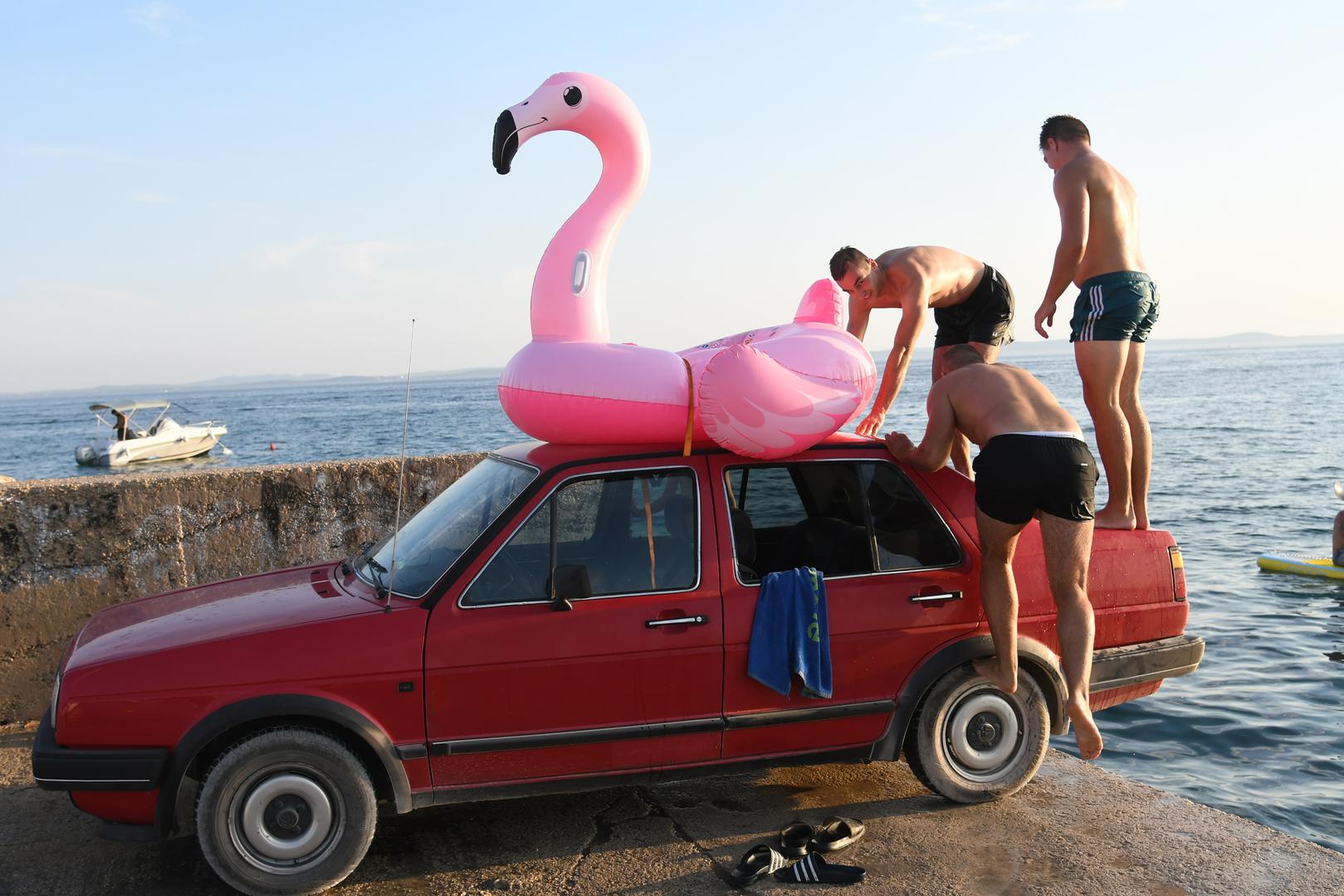Na krov su postavili veliki, upečatljivi ružičasti luftić u obliku flaminga i odatle s veseljem izvodili salta i skokove u more, na oduševljenje prolaznika i drugih kupača.