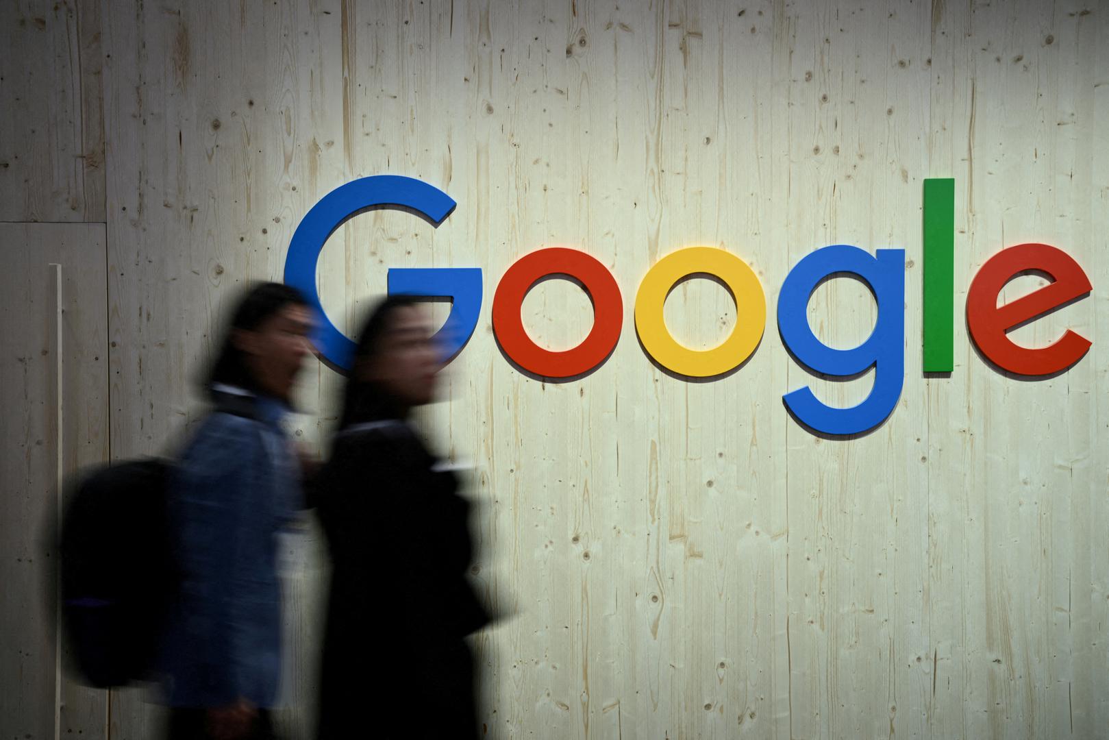 Da bi značajke poput "Hey Google" funkcionirale, vaš telefon tehnički mora neprestano osluškivati okolinu kako bi prepoznao ključnu frazu. Iako Google tvrdi da se snimanje i slanje podataka na njihove poslužitelje događa tek nakon izgovaranja te fraze, sustav nije nepogrešiv. Često se događa da uređaj pogrešno detektira aktivaciju zbog buke ili sličnih zvukova, što rezultira nenamjernim snimanjem djelića vaših privatnih razgovora. Ta praktičnost, stoga, dolazi s cijenom potencijalnog narušavanja privatnosti, ostavljajući korisnike u nedoumici koliko se toga zapravo čuje i pohranjuje.