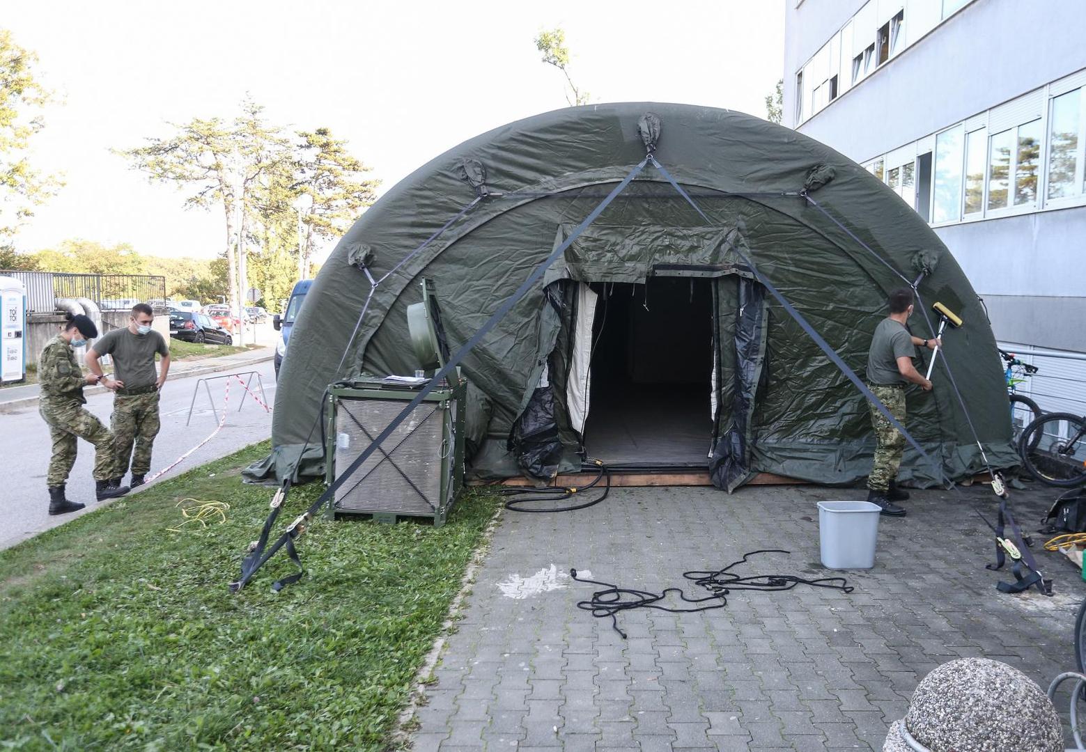Zapovjedništvo za potporu angažiralo je dvadeset pripadnika Bojne za opću logističku potporu Zapovjedništva za potporu s terenskom vojnom opremom (dva šlepera, viličar i dva kombija). Šatori se postavljaju ispred KBC-a za potrebe obavljanja trijažnih postupaka u vrijeme pandemije koranavirusa. (Hina)