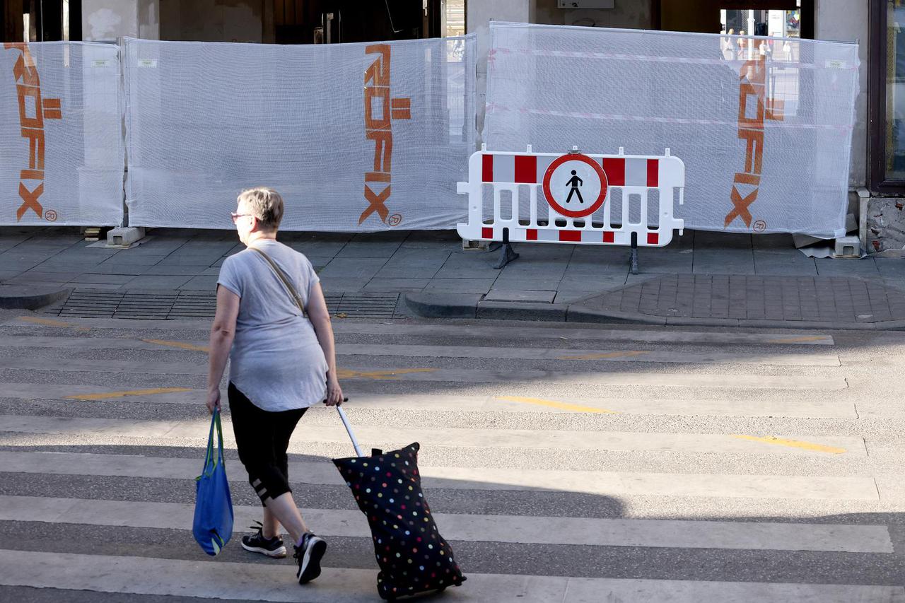 Zagreb: Počela obnova zgrade na Trgu bana Jelačića 6, zatvoren prolaz Harmica