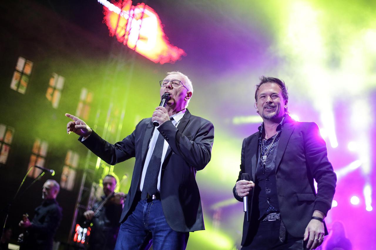 02.04.2016., Zagreb - Na Trgu bana Josipa Jelacic odrzan je koncert Gibonnija uz gostovanje Olivera Dragojevica, dar Hrvatskog Telekoma gradjanima u sklopu promocije paketa Magenta 1. Photo: Petar Glebov/PIXSELL