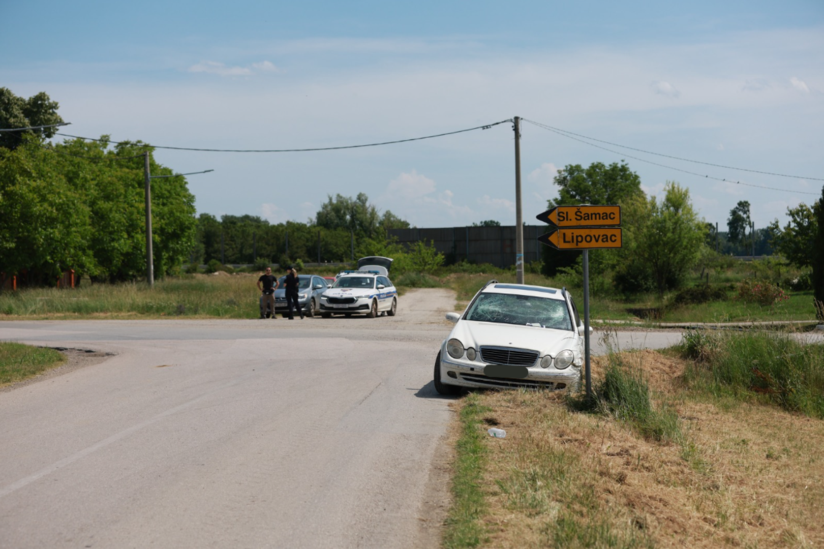 Dodaju da su brzom policijskom intervencijom bjegunce "stavili pod nadzor" te ih priveli u nadležnu policijsku postaju. Naime, kako prenosi Index, bjegunci su navodno kroz prozor automobila bacali drogu koja se zatim rasula po cesti.

