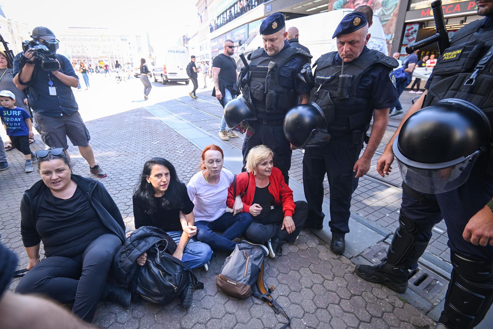 Porukama povorke suprotstavila se mala skupina prosvjednika s transparentima "Naša tijela naš izbor" i protiv gaženja ženskih prava, a nekoliko žena pokušalo je sjedeći u Ilici zaustaviti povorku, no interventna policija brzo ih je sklonila u stranu, tako da je povorka samo prošla pored njih.
