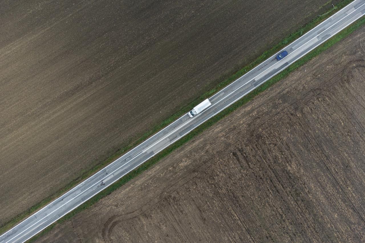 Pogled iz zraka na državnu cestu  D2 na dionici Vukovar - Ilok koja je puna zakrpa