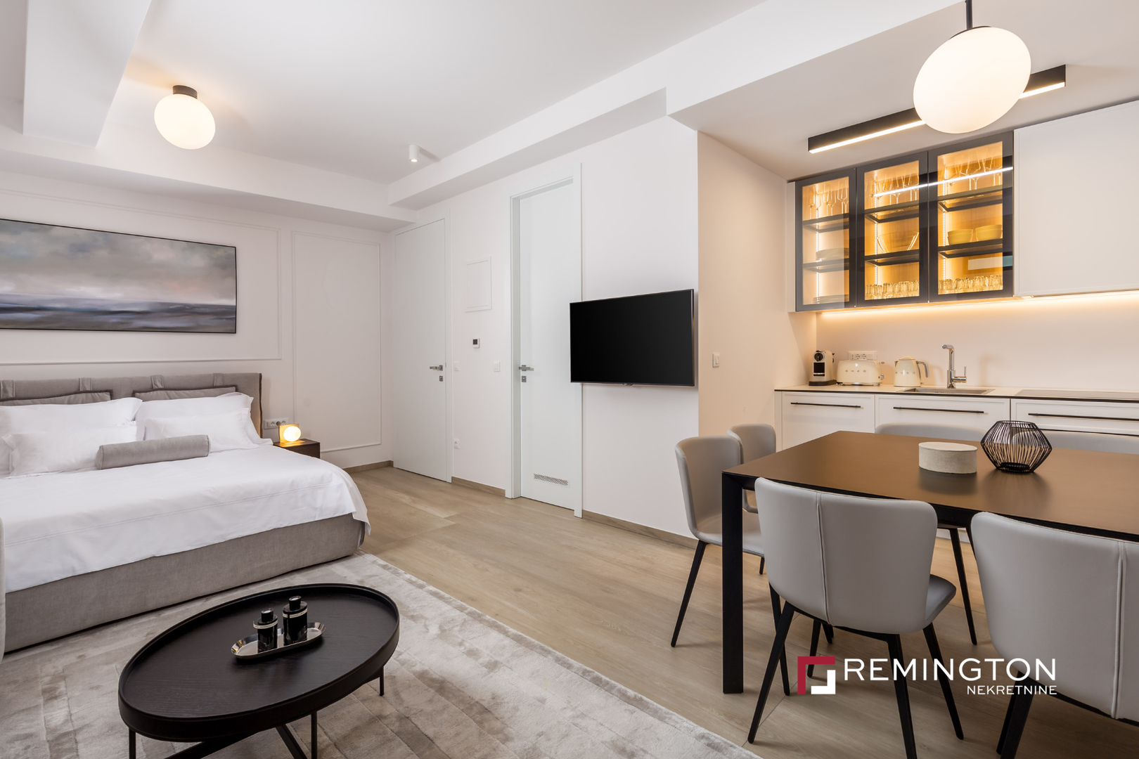 Apartman se nalazi u suterenu zgrade te ukupne stambene površine 42 m², odnosno obračunske površine 49 m², funkcionalno je organiziran u dvije zasebne cjeline.