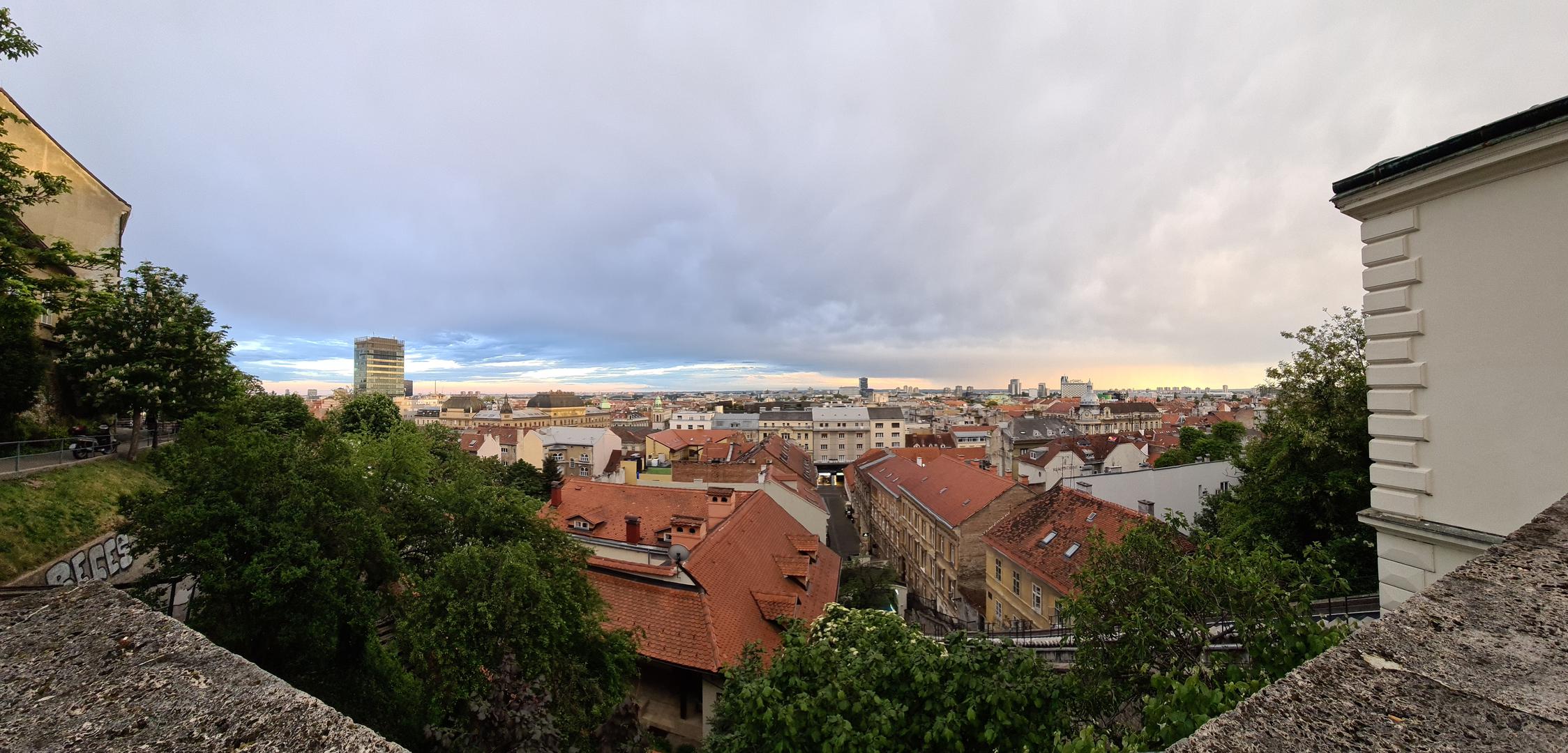 Pogled na Zagreb prije kiše uslikan pomoću Panorama načina