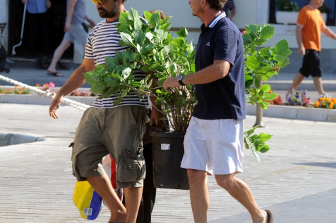 '16.07.2010., Sibenik - Poznati sibenski glumac Leon Lucev svakoga ljeta puno vremena provodi na otoku Zlarinu. Svakoga dana Leon Lucev se uputi po potrebne namirnice za zivot na otoku.  Photo: Hrvoje