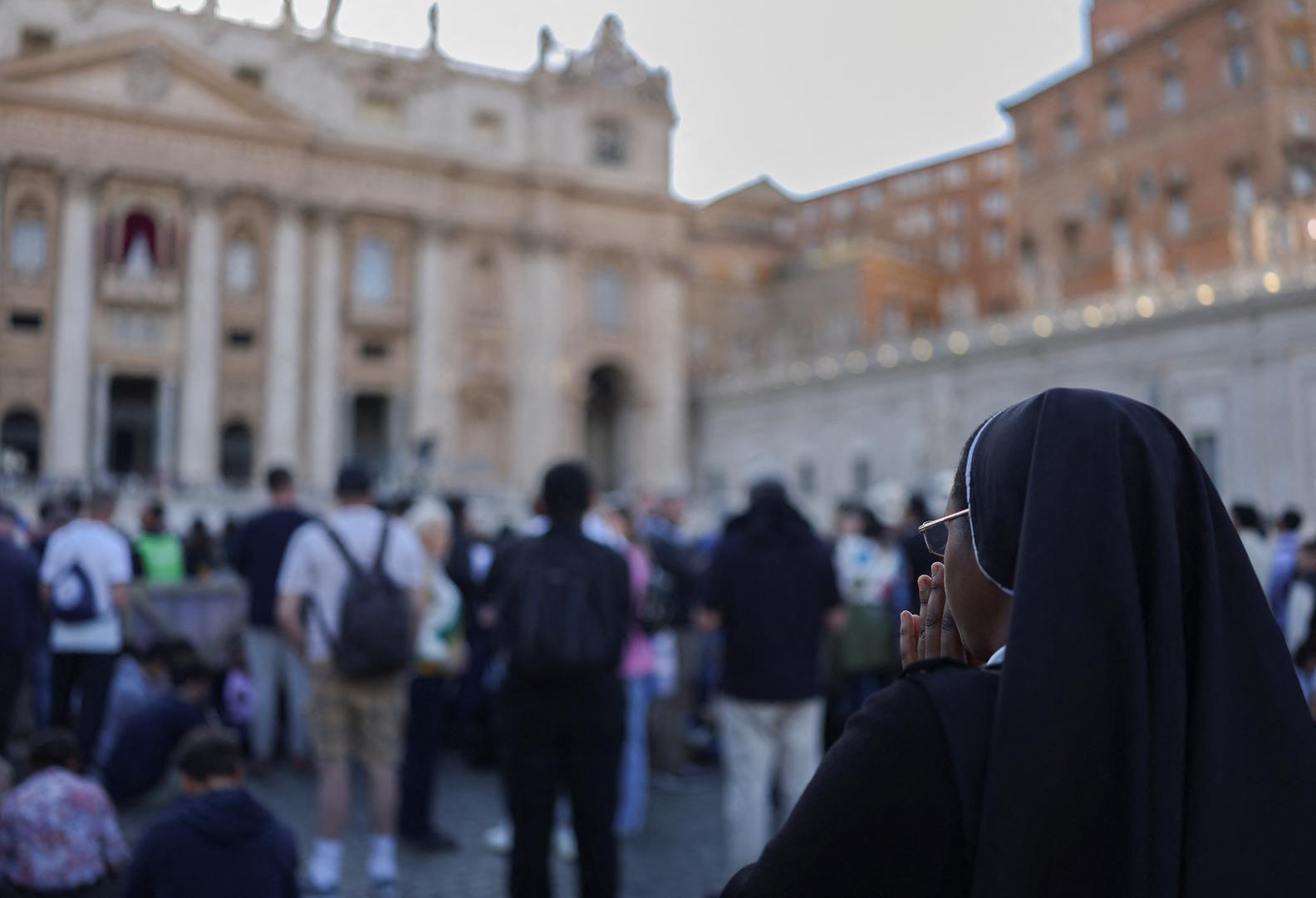 U 18 sati zazvonio je tradicionalni uzvik "Extra omnes", kojim su svi osim kardinala izbornika pozvani da napuste kapelu. Vrata su potom simbolično zatvorena, čime je službeno započela konklava za nasljednika pape Franje.