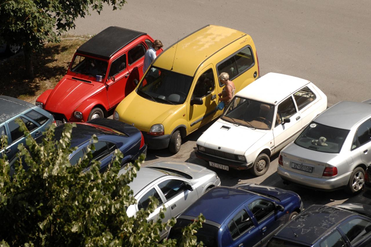 '22.07.10., Varazdin- U Zagrebackoj ulici stanari imaju problema sa slobodnim mjestom za parking. Photo: Vjeran Zganec Rogulja/PIXSELL'