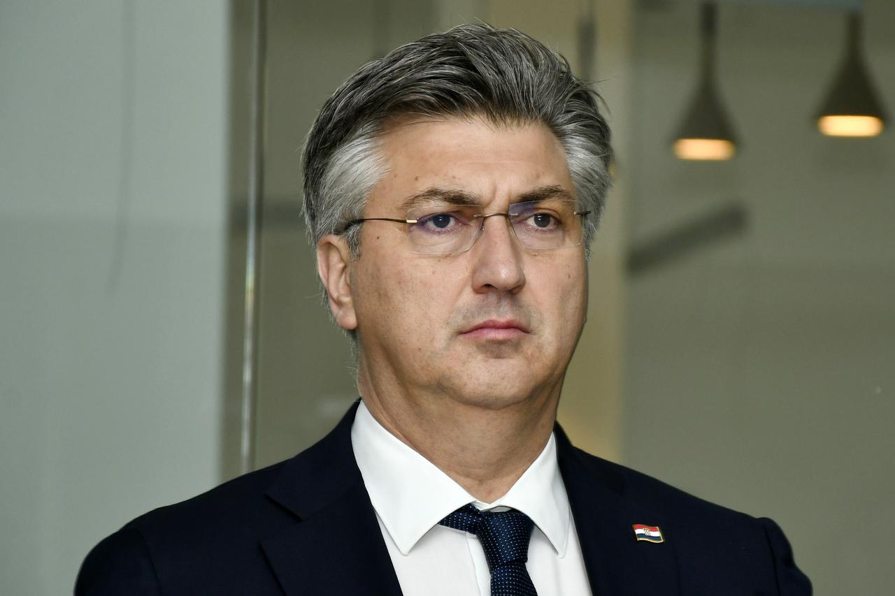 Premijer Plenković u Petrinji obišao kuću u izgradnji te uručio niz ugovora i sporazuma