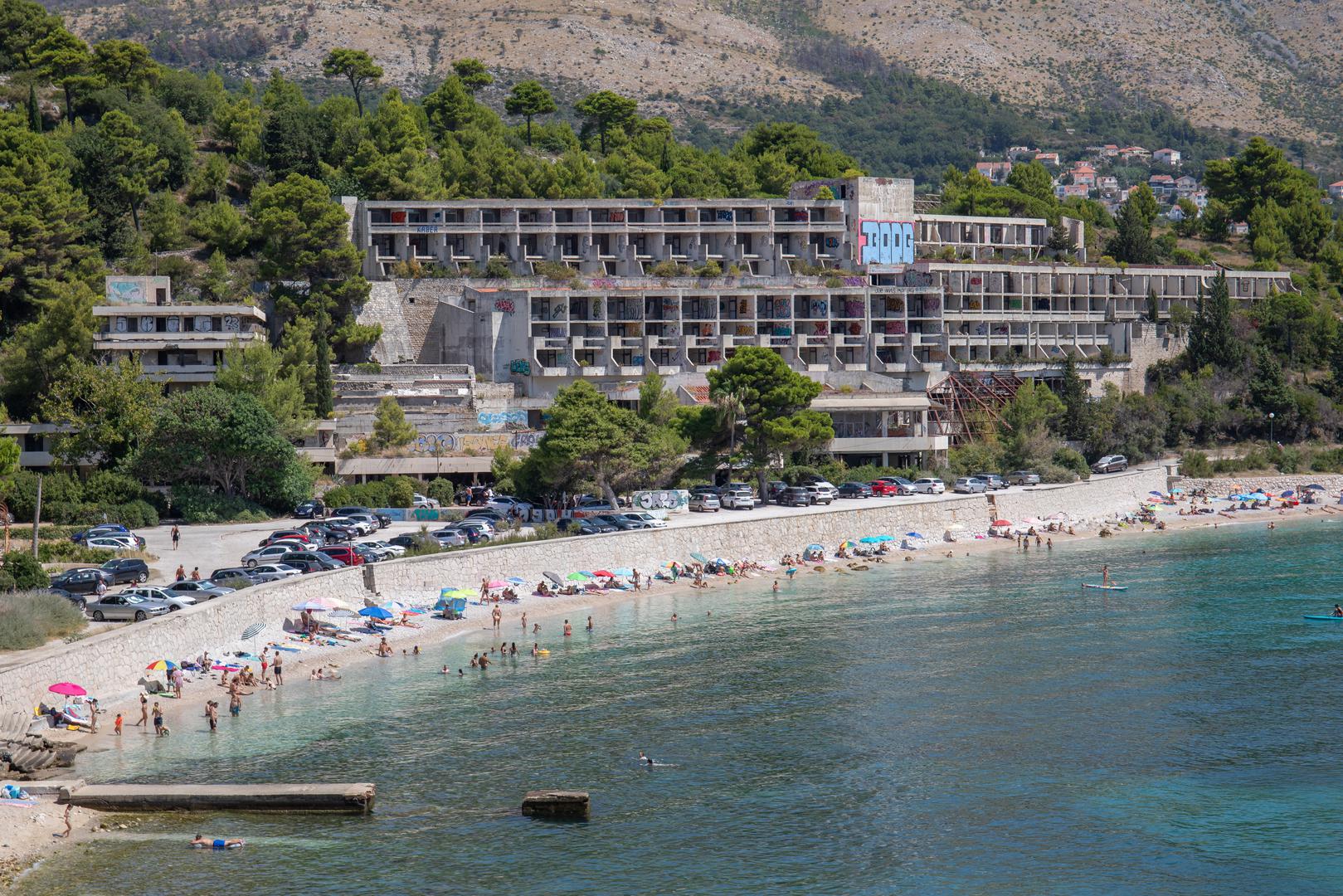 Nakon toga mladi turisti još češće dolaze, prespavaju u vrećama za spavanje na plaži, dok se derutnim kompleksom penju i radoznalo razgledaju.