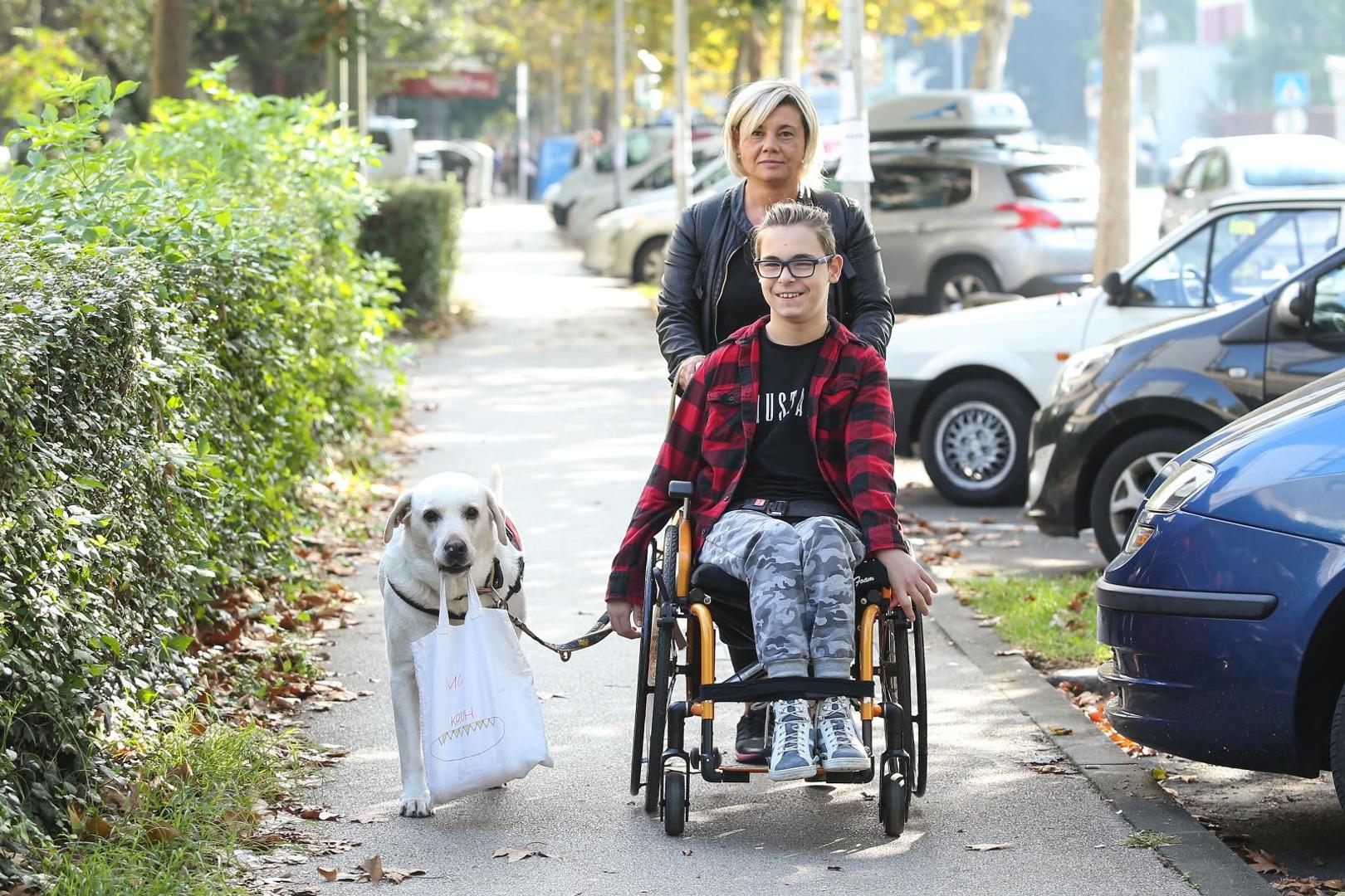 Marko Tonković iz Zagreba ima cerebralnu paralizu, a labrador Urban mu je stalno pri ruci: majka Danijela kaže da im je Urban potpuno promijenio život