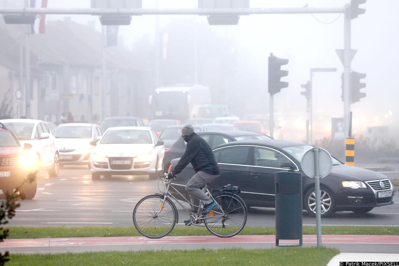 Zagreb: Gusta magla na Aveniji Vukovar ne utječe pretjerano na tijek prometa