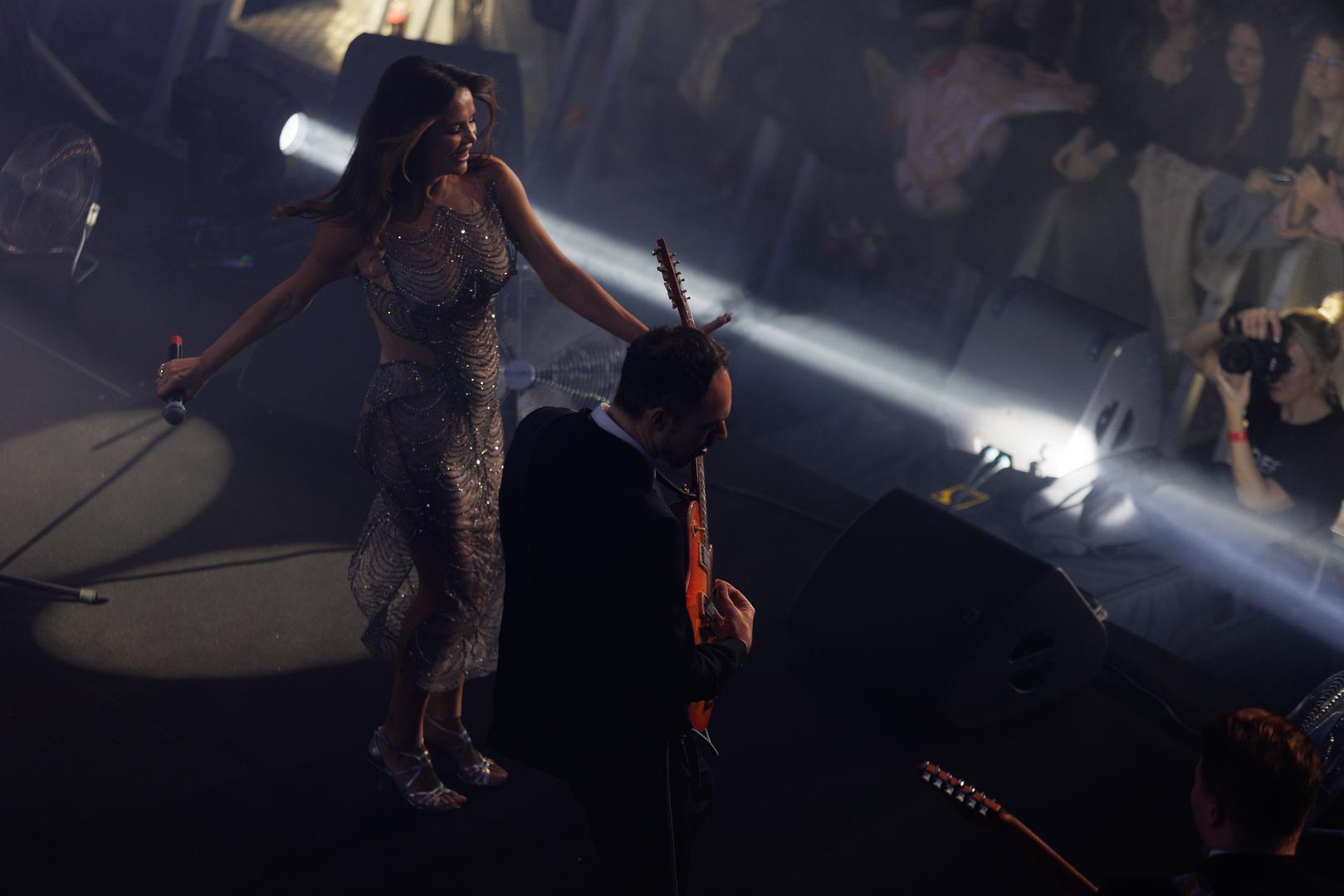 Severinin povratak u Rijeku nakon 11 godina započeo je uz pjesmu “Tvoja prva djevojka”, a publika je  vrlo brzo skočila na noge i rijetko se s njih spuštala. Severinina energija osvojila je publiku već od prvih taktova, a među uvodnim pjesmama našle su se žive “Brad Pitt”, “Uzbuna”, “Uno momento” i “Tarapana”.