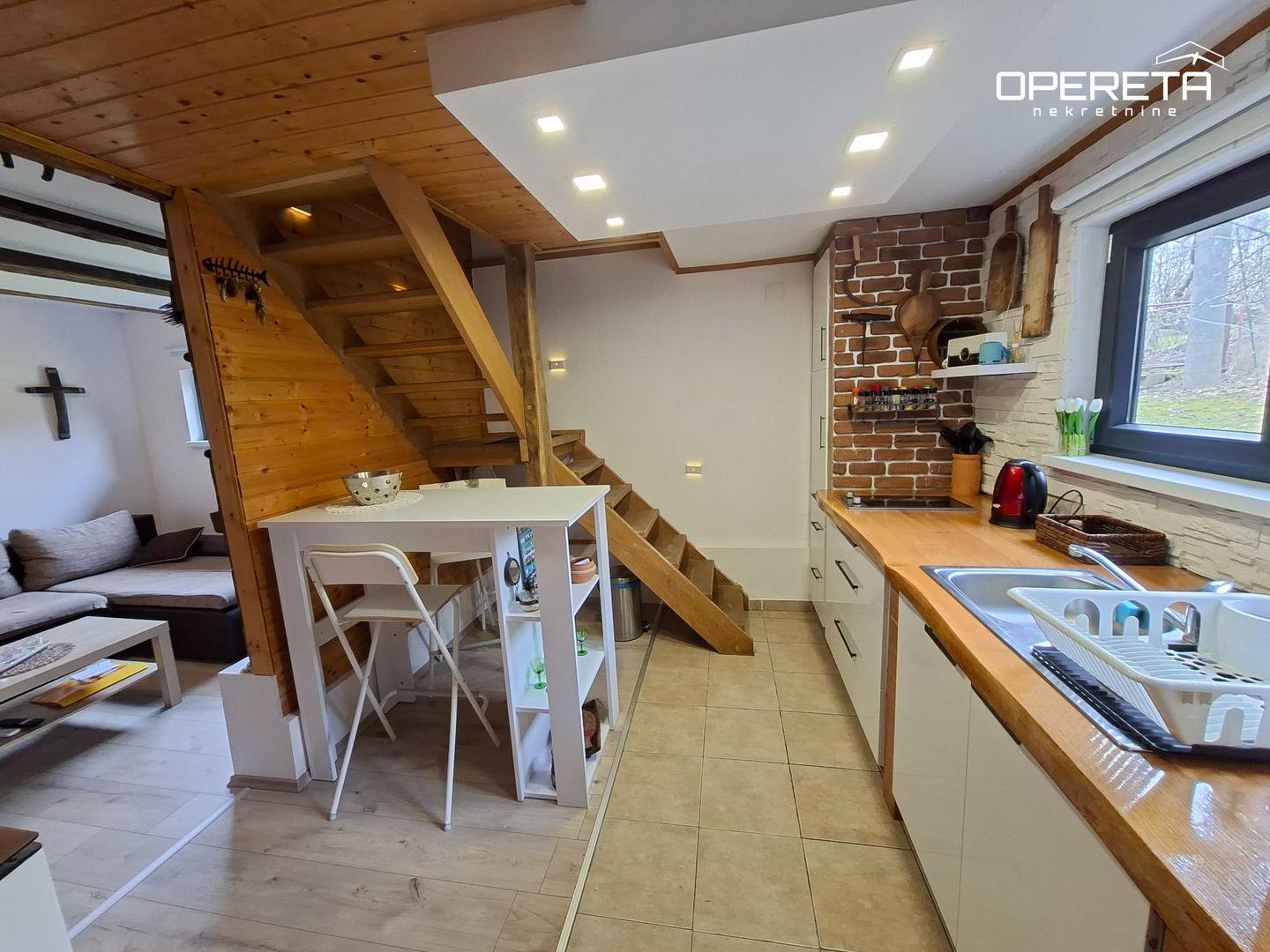 Prema oglasu, imanje uključuje dvije kuće za odmor, zasebnu spa zonu u drvenoj kućici, konobu s pečenjarom, ljetnu kuhinju, spremišta te šest parkirnih mjesta.