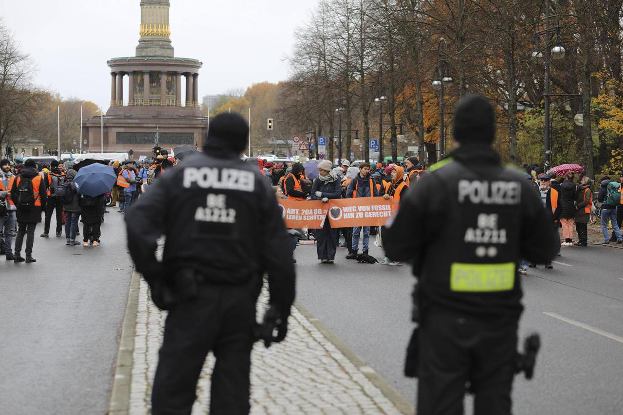 Letzte Generation blockiert erneut Straße des 17. Juni, Aktivisten der Klimagruppe Letzte Generation haben am Samstag er
