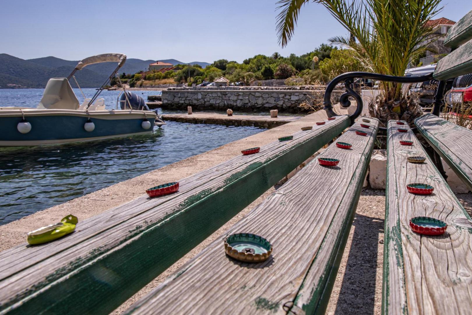 U malom mjestu Kučište, na poluotoku Pelješcu, netko je uložio znatan trud kako bi spriječio sjedenje na klupici.