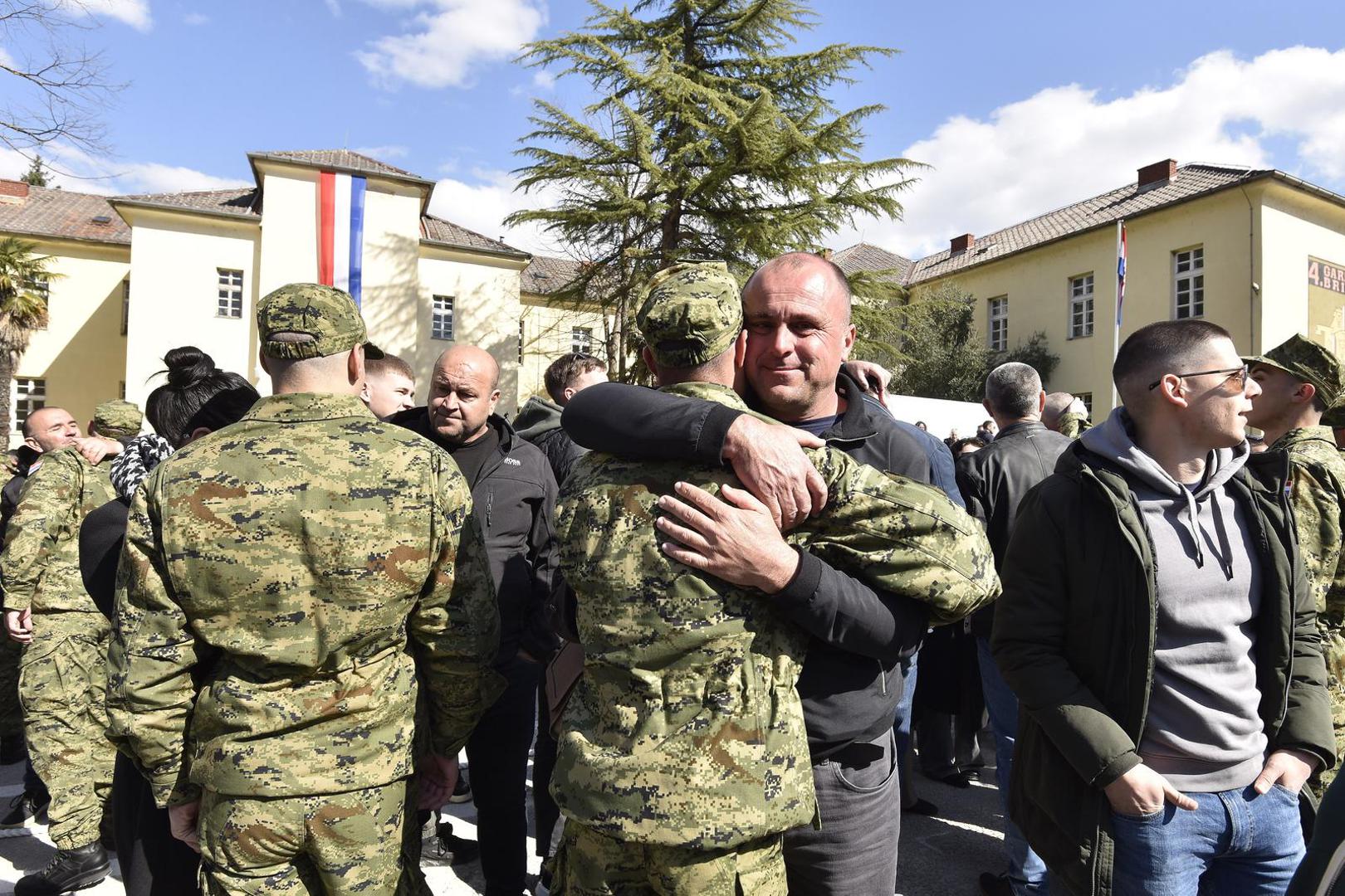 "Čestitam na prisezi! Kratka je i vrlo jasna, u svega nekoliko riječi, dvije tri rečenice, sažeto je sve. Ta prisega je dragovoljna i vi ste za mene ovdje dragovoljci. Dragovoljno ste prihvatili obuku i dragovoljno ste prihvatili položiti prisegu hrvatskoj državi i hrvatskom Ustavu i hrvatskim zakonima", poručio je predsjednik Republike i vrhovni zapovjednik Oružanih snaga Republike Hrvatske.