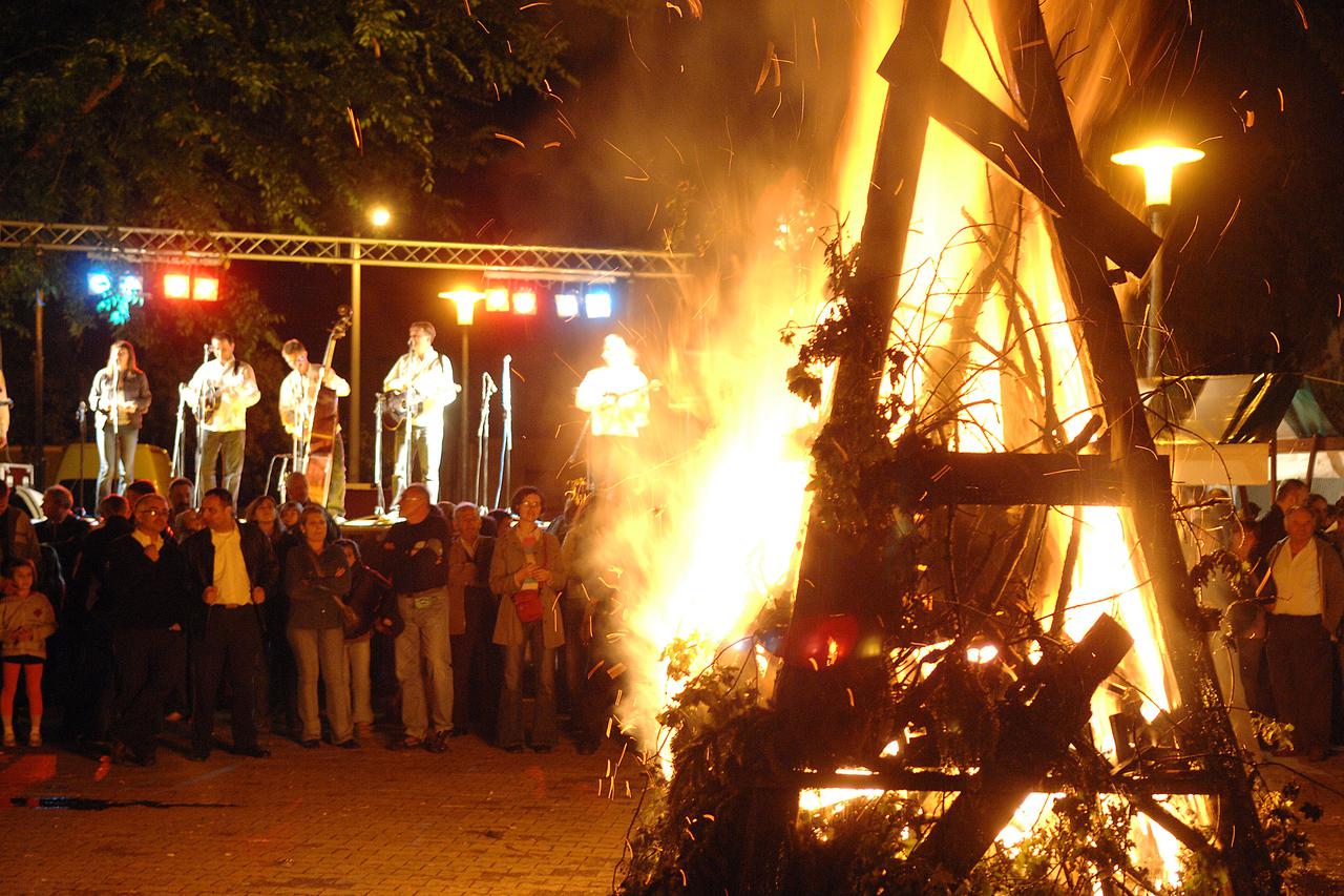 Zagreb: Paljenje Ivanjskog krijesa u Kapucinskoj ulici u Dubravi