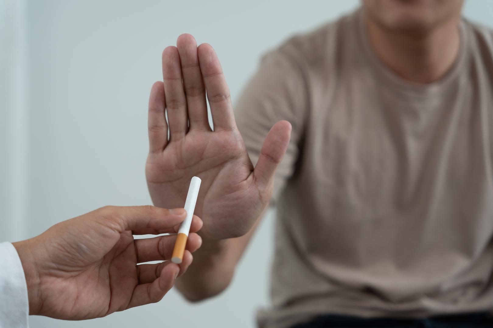 Pušenje: Pušenje oštećuje krvne žile i smanjuje protok krvi, uključujući cirkulaciju u penisu, što otežava postizanje erekcije. Nikotin uzrokuje sužavanje krvnih žila, a toksini iz cigareta mogu trajno oštetiti vaskularni sustav. Osim toga, pušenje povećava rizik od bolesti srca, hipertenzije i dijabetesa, koji su povezani s ED-om.