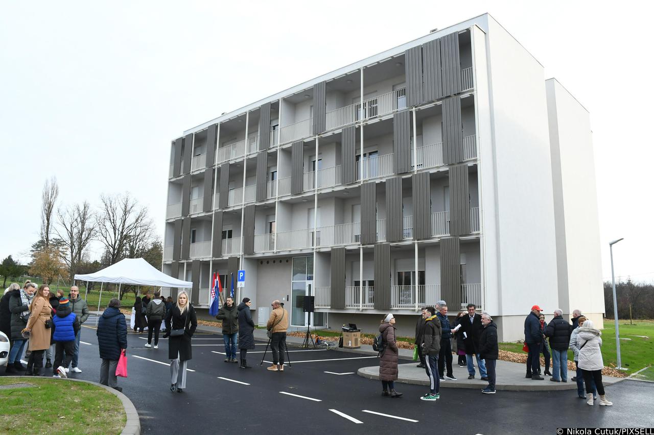 Sisak: Ministar Bačić podijelio je  ključeve stanova dviju novoizgrađenih višestambenih zgrada