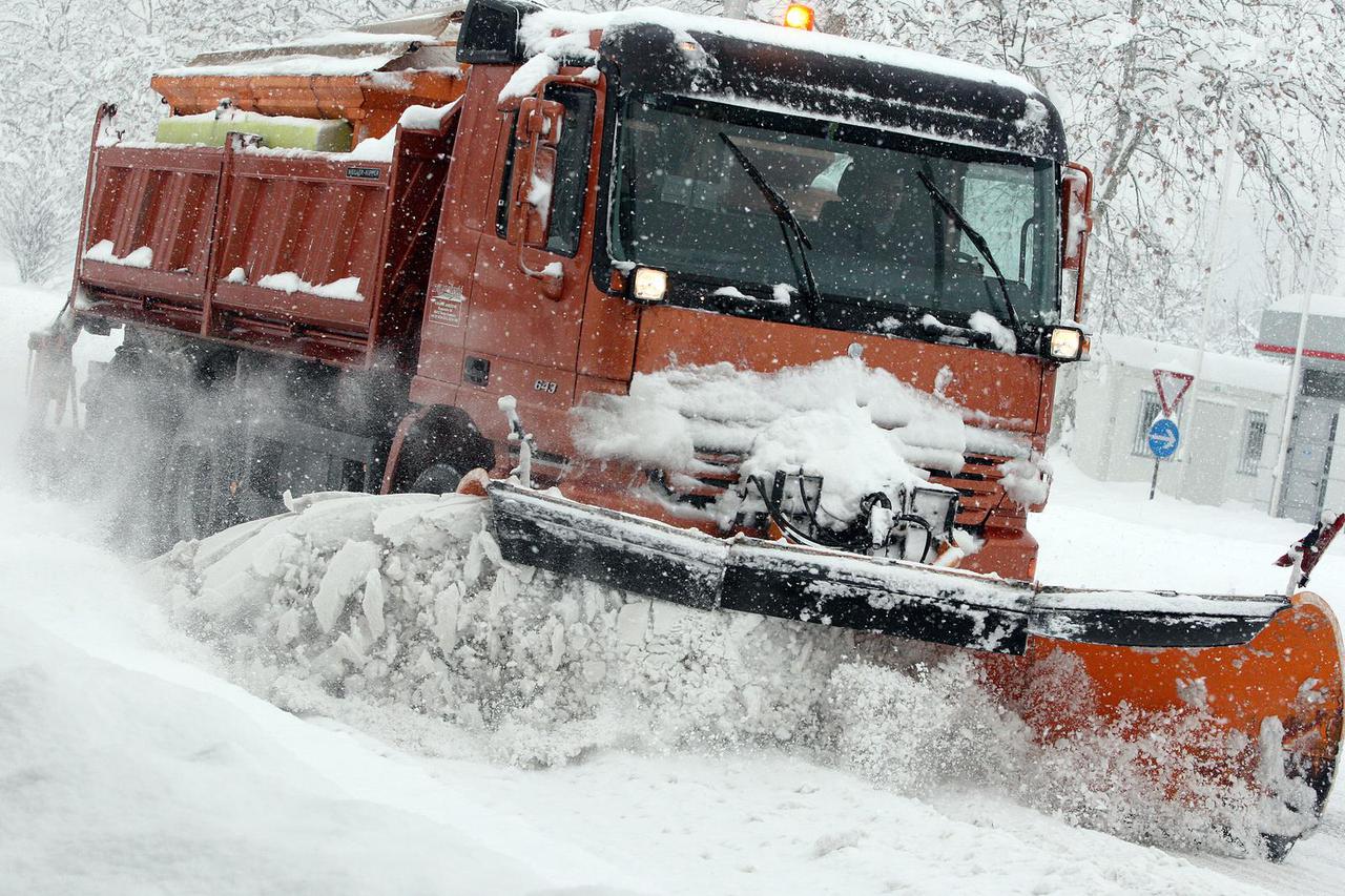 ARHIVA - Zagreb: Gra?ani zapo?eli dan ?iš?enjem automobila od snijega