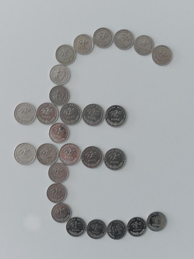 Tečaj po kojem će se kuna fiksirati za euro bit će poznat tek nakon što Hrvatska ispuni kriterije i vijeće Europske unije donese odluku o datumu. Znat će se otprilike pola godine prije uvođenja.
