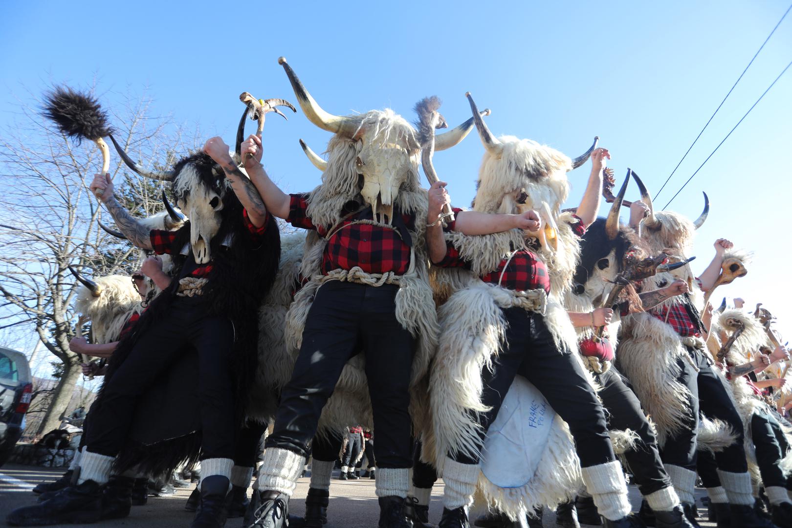 Lav: Apsolutni vladar svake kostimirane zabave, bez imalo sumnje, je Lav. Pripadnici ovog znaka žive za pozornicu, a maškare su njihova savršena prilika da legalno budu u centru pažnje. Lav se neće zadovoljiti jednostavnim ili neprimjetnim kostimom; njegova pojava mora biti dramatična, glamurozna i vrijedna divljenja. Često će na zabavu doći posljednji, samo kako bi osigurali da svi pogledi budu uprti u njih.