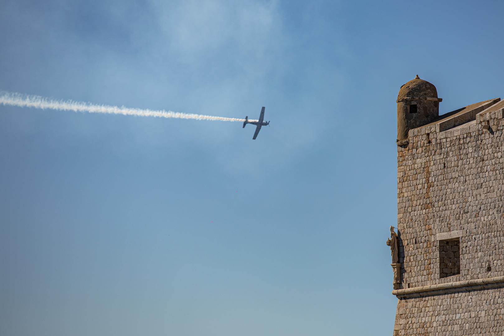 Nakon odavanja počasti poginulima u Domovinskom ratu, na Stradunu je uslijedio mimohod ratnih zastava i postrojba koje su obranile i oslobodile jug Hrvatske, uz predstavljanje Počasno-zaštitne bojne.