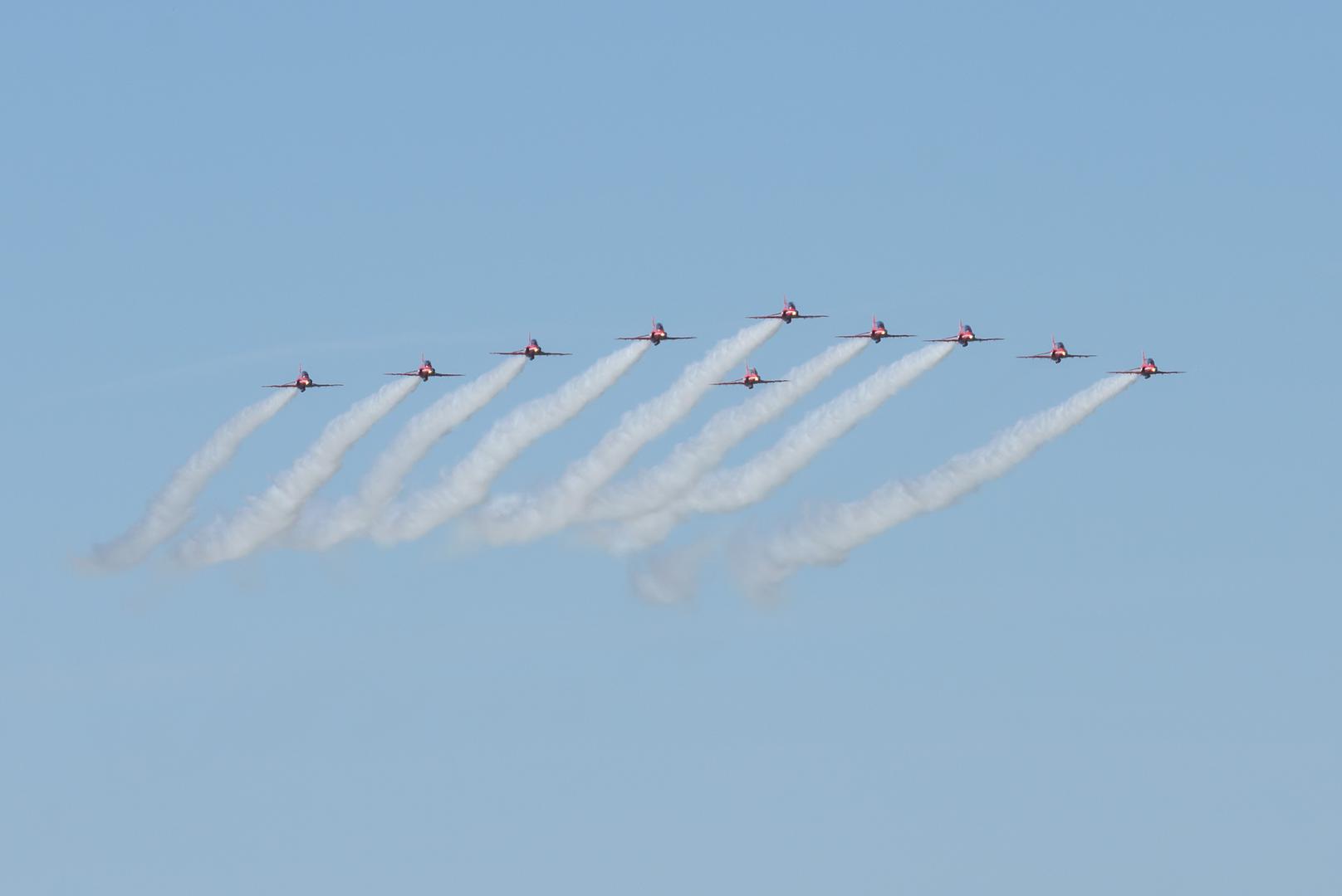 U Zemuniku su ih dočekali, uz zapovjednika 93. zrakoplovne baze pukovnika Maria Plešu, pilota i vođu “Krila Oluje” satnika Darka Belančića te savjetnika grupe pukovnika Damira Barišića i veleposlanik Ujedinjene Kraljevine Andrew Stuart Dalgleish i britanski vojni izaslanik u RHpukovnik John Anthony Carswell Kelly.