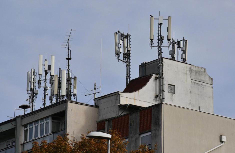Slavonski Brod: Antenski sustavi telekomunikacijskih operatera na vrhu stambene zgrade