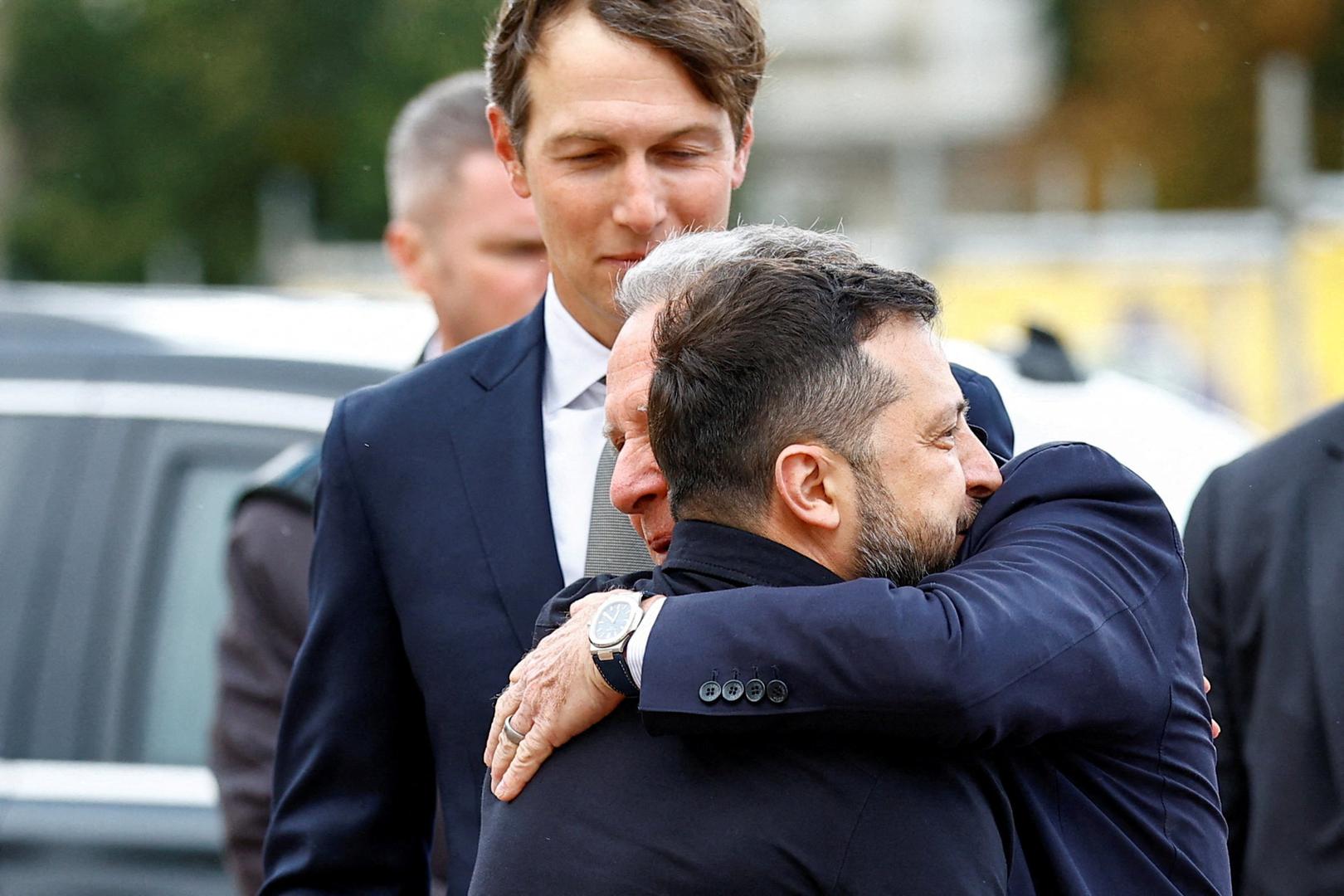 Posebni izaslanik američkog predsjednika Donalda Trumpa Steve Witkoff i Trumpov zet Jared Kushner stigli su u nedjelju u Kijev, gdje razgovaraju s ukrajinskim predsjednikom Volodimirom Zelenskim o mogućnostima okončanja rata u Ukrajini. Riječ je o njihovu prvom službenom posjetu Ukrajini u sklopu mirovnih pregovora.