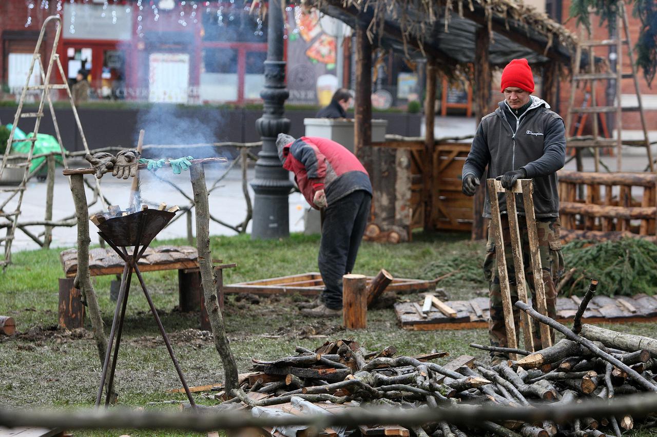 08.12.2014., Zagreb - Clanovi zajednice Cenacolo rade na izgradnji zivih jaslica ispred Katedrale. Prva prikazivanje Isusovog rodjenja odrzati ce se 20. prosinca. Photo: Borna Filic/PIXSELL