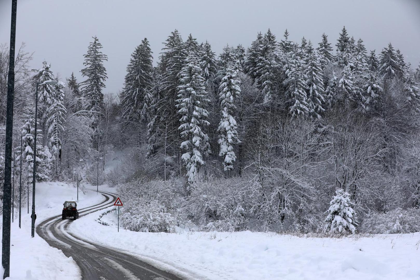 Zbog snježnih nanosa za sav promet zatvorena je državna cesta DC547 Sveti Rok-Mali Alan.


