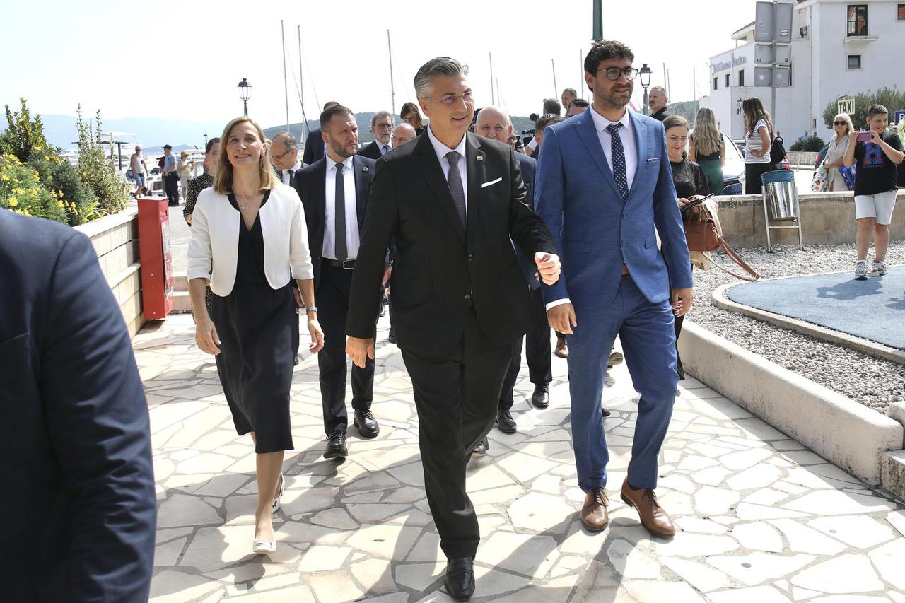 Korčula: Plenković uručio ugovore iz resora regionalnoga razvoja i fondova Europske unije te zaštite okoliša i zelene tranzicije 