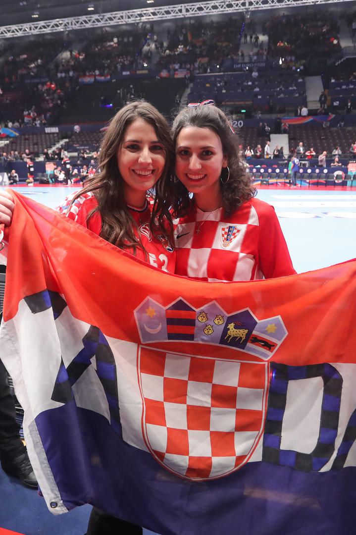 A što tek reći za naše navijačice koje opet oduševljavaju svojim bodrenjem kauboja. 