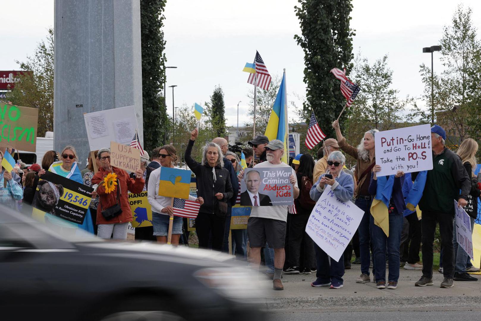 Pro-Ukraine supporters take part in the "Alaska Stands with Ukraine" rally near Seward Highway in Anchorage, Alaska, U.S., August 14, 2025. REUTERS/Jeenah Moon Photo: JEENAH MOON/REUTERS