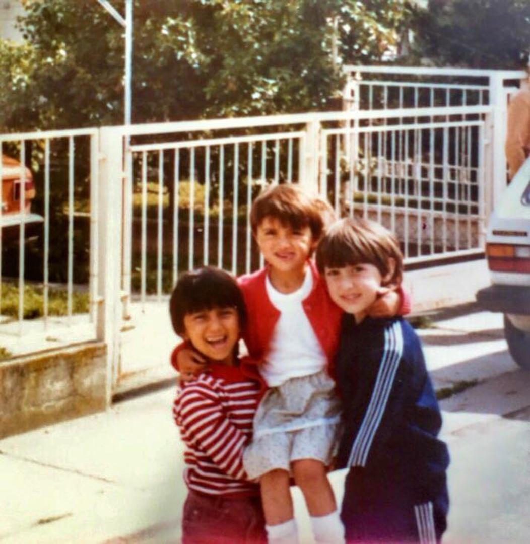 Jedina fotografija iz ranog djetinjstva: sestra Danijela (lijevo) i prijateljica petogodišnju Marijanu drže na rukama