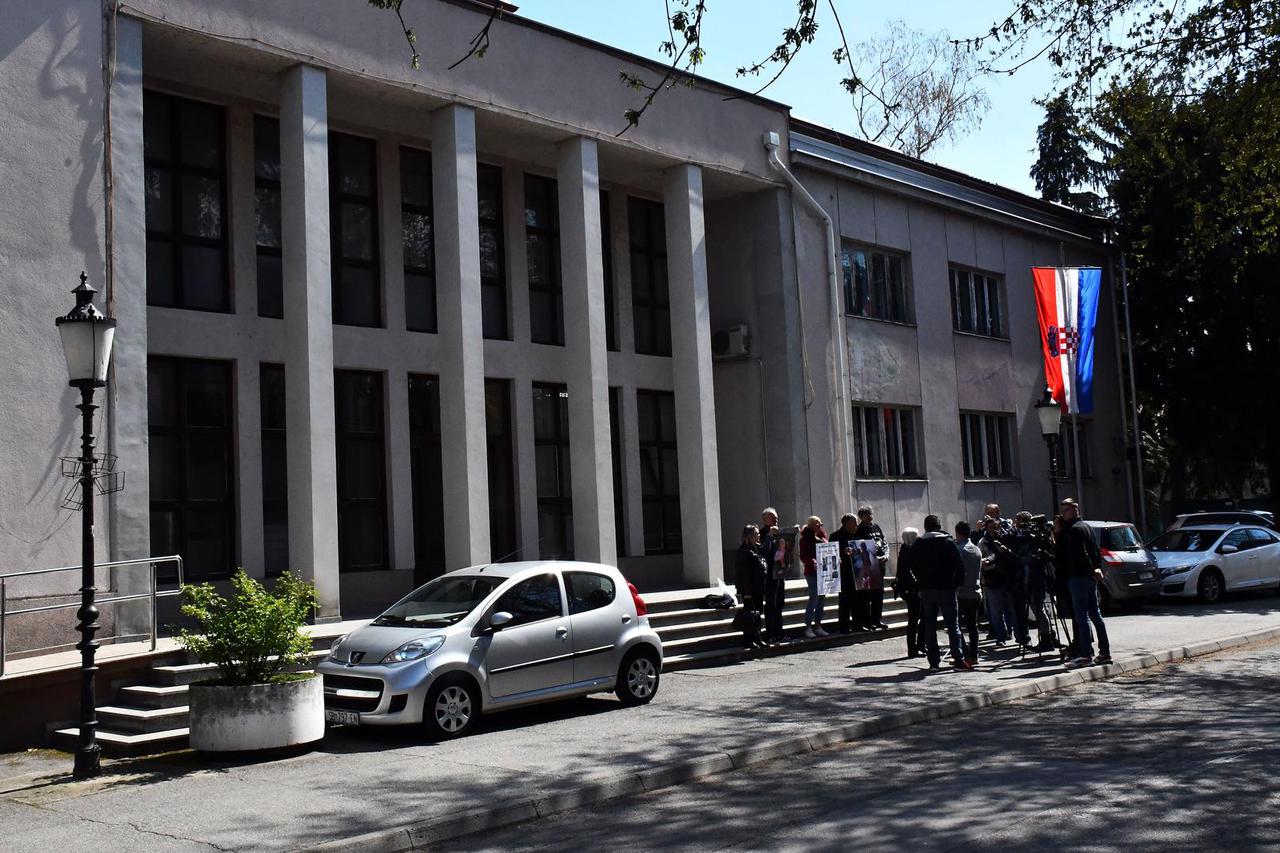 Slavonski Brod: Aktivisti udruge Veronika Vera prosvjedovali ispred  županijskog suda