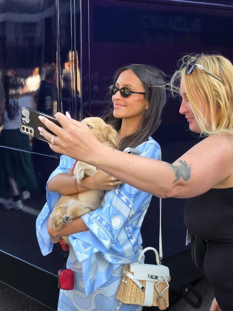 Alexandra se rado fotografirala s fanovima, a društvo joj je pravio omiljeni pas para, Leo, koji je i sam postao jedan od miljenika navijača u paddocku. Njezin dolazak ponovno je potaknuo nagađanja da ona i Ferrarijev vozač Charles Leclerc očekuju svoje prvo dijete.