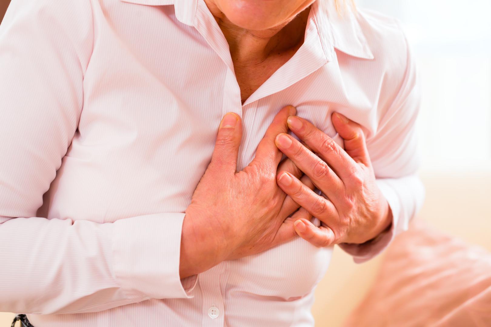 Iscrpljeni ste – Ekstremni umor jedan je od glavnih znakova srčanog udara kod žena, no istraživanja su pokazala da ga osjećaju i muškarci. Osjećaj neprestanog umora može signalizirati slabost lijeve klijetke vašeg srca, odgovorne za pumpanje krvi iz srca do ostatka tijela. Ako srce ne pumpa dovoljno krvi rezultat je umor jer tijelo ne dobiva dovoljno svježeg kisika.
