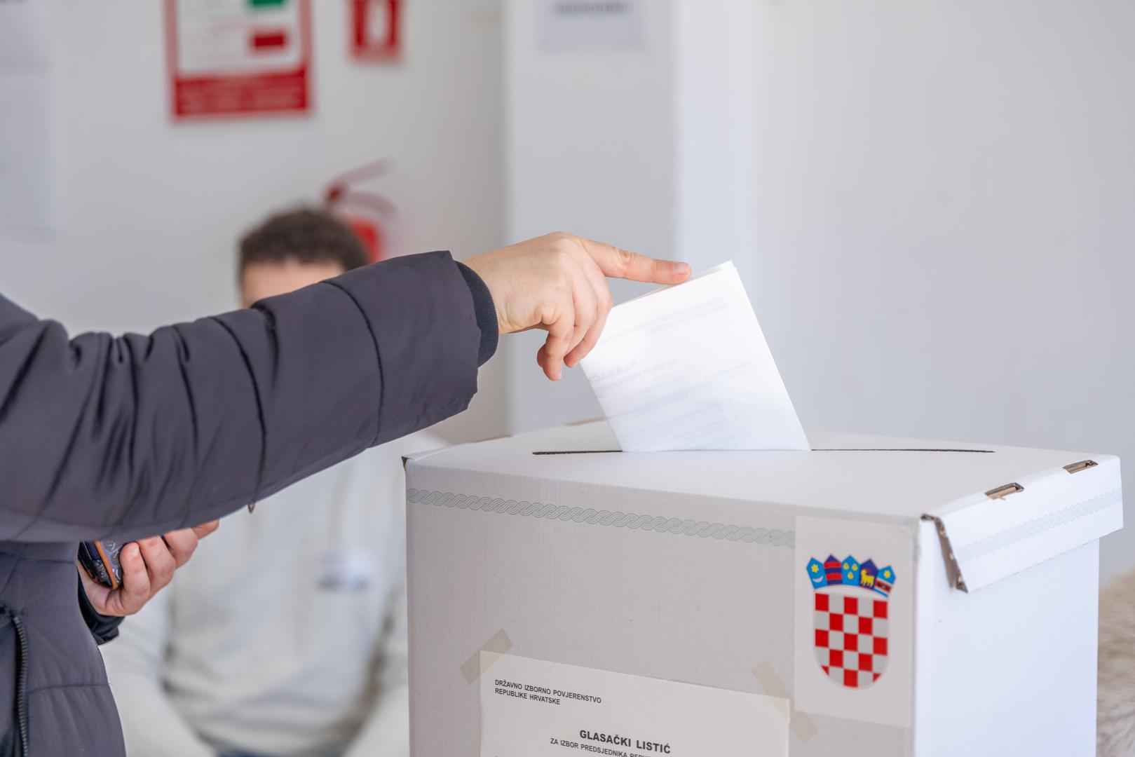 29.12.2024., Osijek - Gradani na biralistima glasuju za novog predsjednika ili predsjednicu RH. Photo: Borna Jaksic/PIXSELL