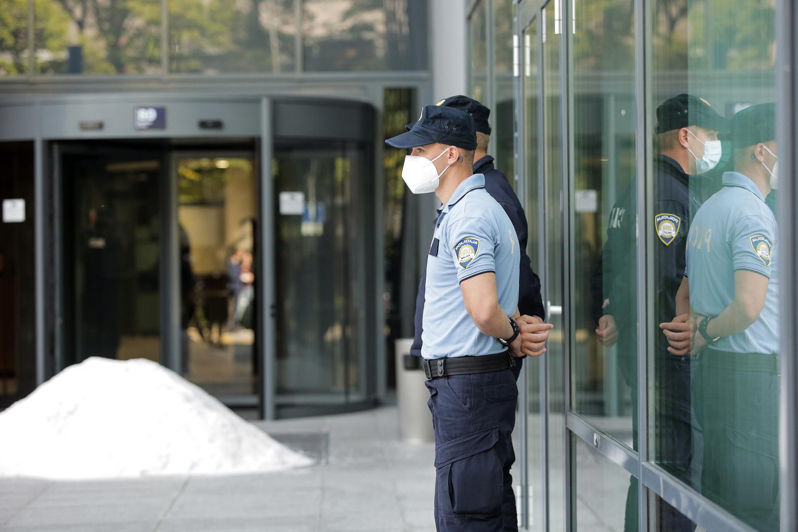 02.10.2020., Zagreb - Clanovi Zivog zida ispred Ministarstva gospodarstva i odrzivog razvoja na Radnickoj cesti  istovarili vise od 300 kg soli. Photo: Emica Elvedji/PIXSELL