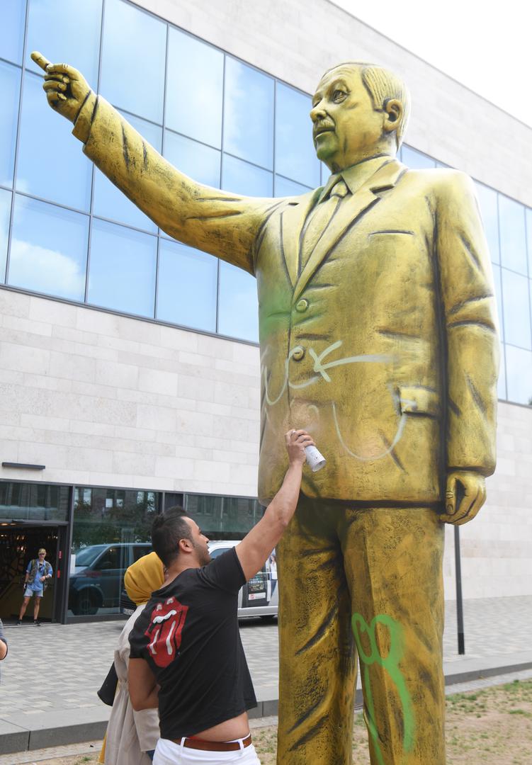 Spomenik visok četiri metra podignut je u ponedjeljak u centru grada, a u međuvremenu je zašaran grafitima kao što su "Turski Hitler" i "J... se".